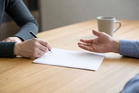 Comment gérer un compromis de vente litigieux : solutions et recours