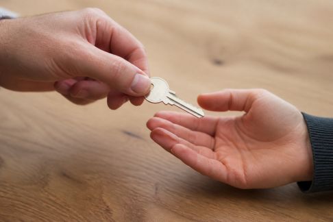 Comment sécuriser la transmission des clés entre locataire et propriétaire