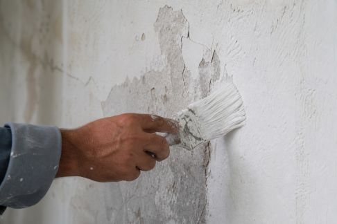 Peinture et enduits : réussir l’application sur des supports anciens ou problématiques