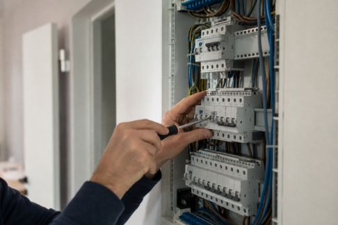 Actualisation des réseaux électriques : quand et comment entreprendre la mise aux normes